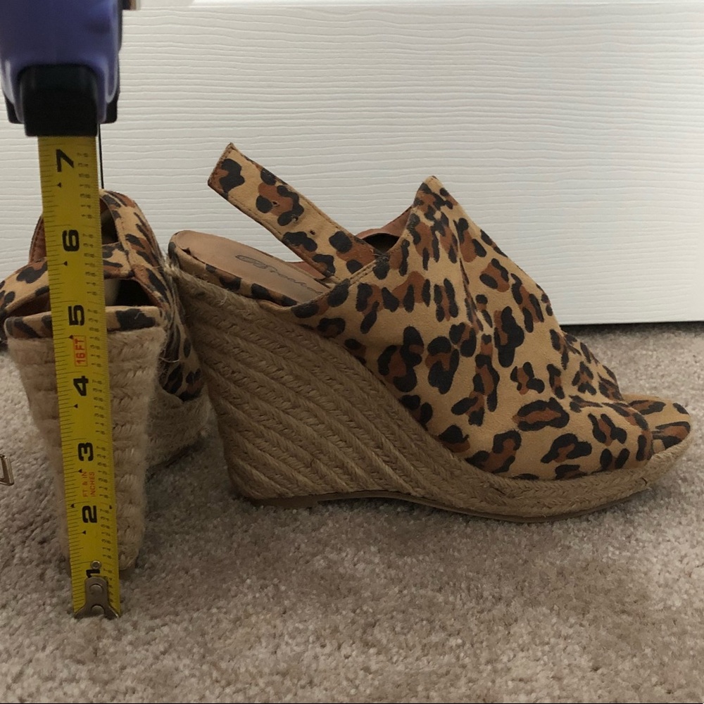 COMFORTABLE Leopard Print Wedges! - Picture 7 of 7